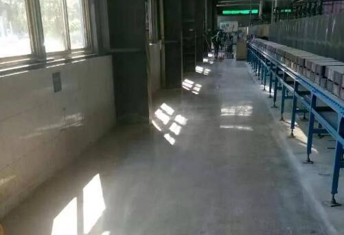 裝甲地坪地坪和環(huán)氧地坪差別有多大？十堰固化拋光裝甲地坪如何施工？
