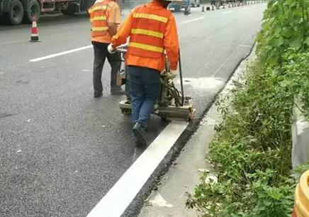 小知識：道路標(biāo)線漆有底漆和固化劑嗎？