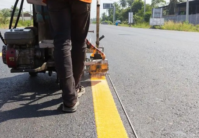 道路熱熔標(biāo)線施工在春、夏兩季施工分別應(yīng)注意哪些事項(xiàng)？