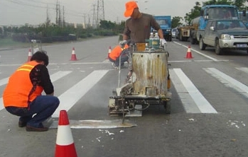 道路中間三種顏色標(biāo)線：白色、黃色和藍色 各有什么左右